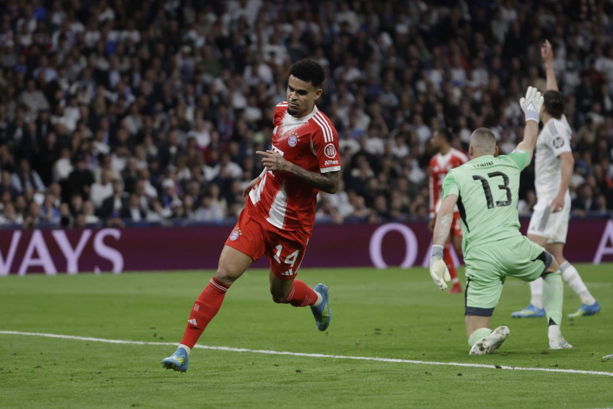 El delantero colombiano del Bayern Munich Luis Díaz celebra tras anotar el primer gol del equipo durante el encuentro correspondiente a la ida de los cuartos de final de la Liga de Campeones que disputan este martes Real Madrid y Bayern Munich en el estadio Santiago Bernabéu, en Madrid. EFE/Juanjo Martín.