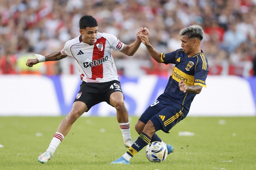 Kendry Páez (i) de River Plate disputa el balón con Milton Delgado de Boca Juniors en un partido de la Liga Profesional Argentina entre River Plate y Boca Juniors. EFE/ Juan Ignacio Roncoroni