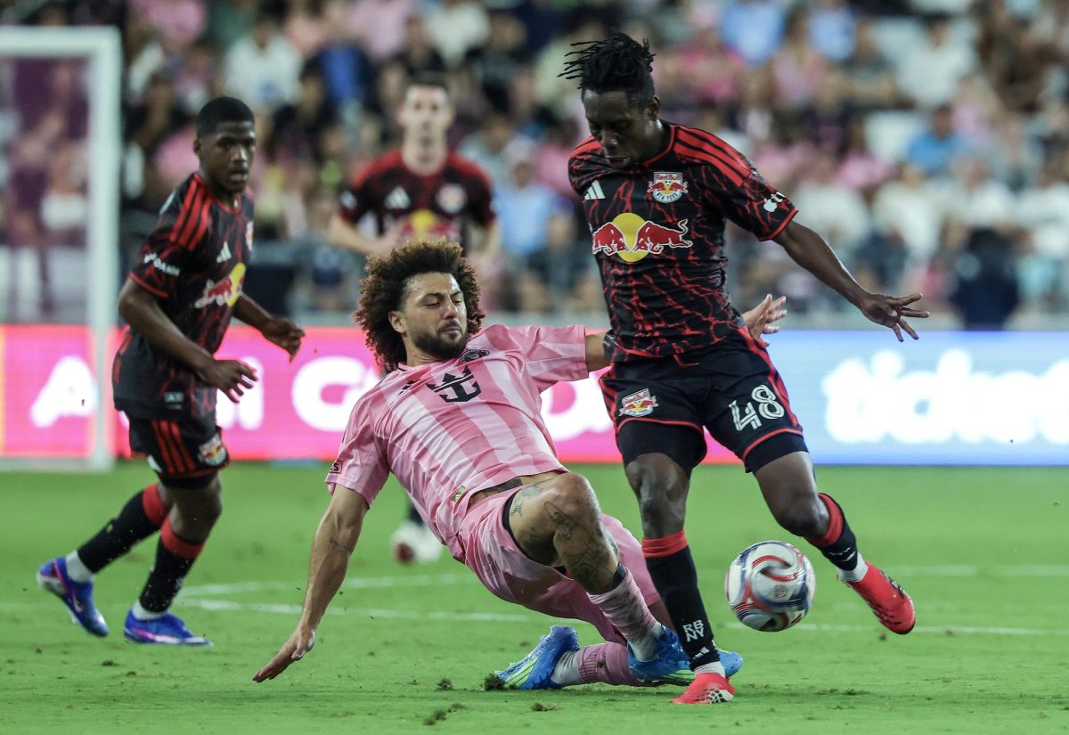 Maximiliano Falcón (i), del Inter Miami, marca a Ronald Donkor, del NY Red Bulls, en partido jugado en el Nu Stadium en Miami. EFE/EPA/CRISTOBAL HERRERA-ULASHKEVICH 