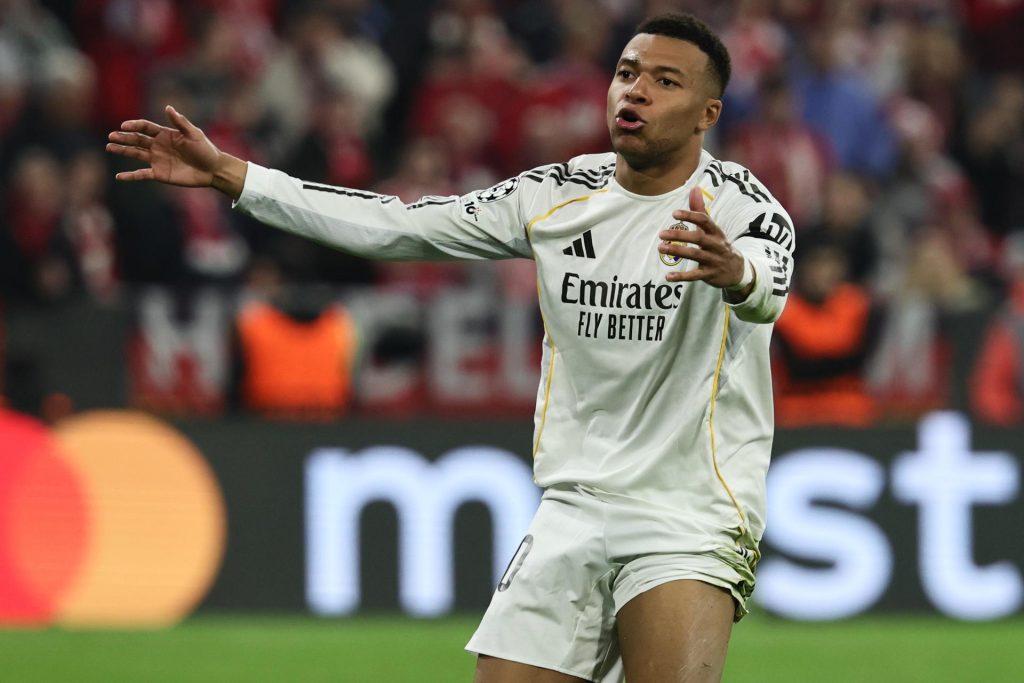 El francés Kylian Mbappe se lamenta durante el partido de la UEFA Champions League en Múnich, Alemania. EFE/EPA/RONALD WITTEK