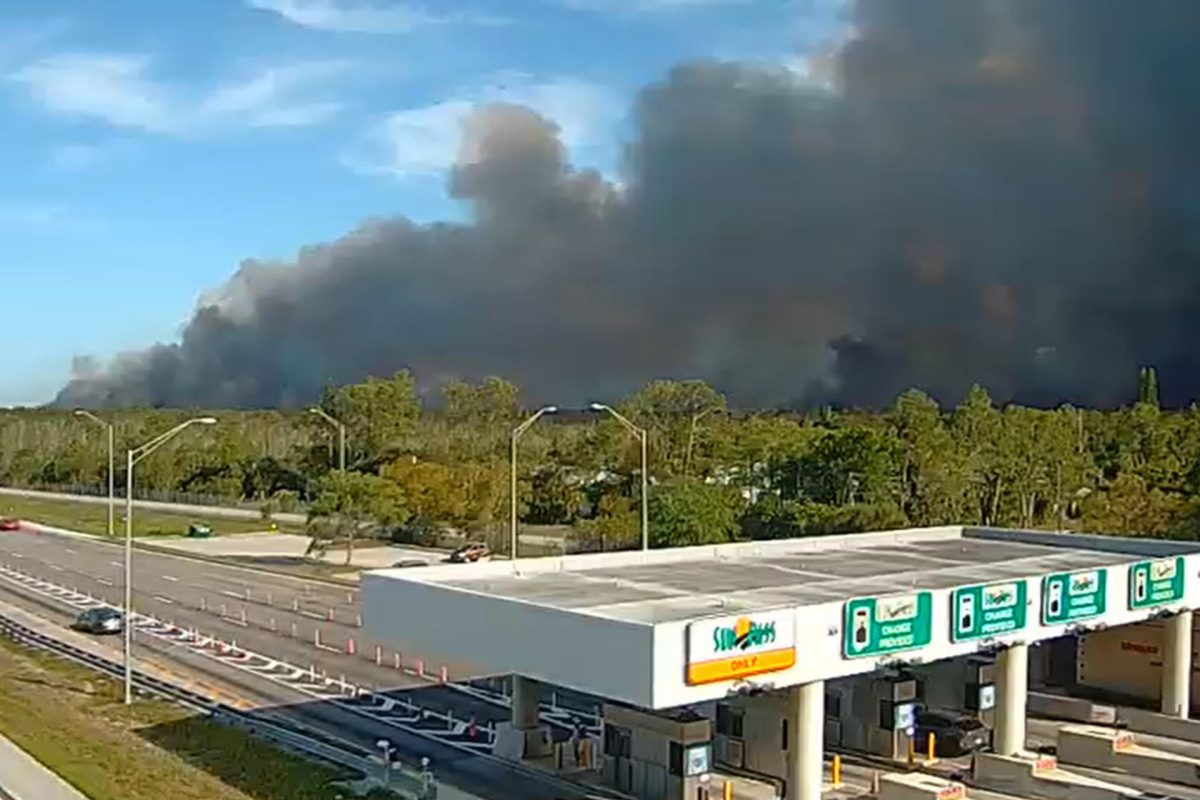 Captura de video tomada de la cuenta oficial en X @NWSMiami de la división Miami-Sur de Florida del Servicio Meteorológico Nacional (NWS Miami) que muestra un incendio forestal en Naples, Florida (EE.UU.). EFE/ @NWSMiami
