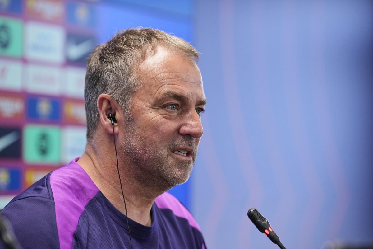 GRAFCAT964. SANT JOAN DESPÍ (BARCELONA) (ESPAÑA), 10/04/2026.-El técnico alemán del FC Barcelona, Hansi Flick, durante la rueda de prensa que ha ofrecido tras el entrenamiento realizado por la plantilla barcelonista en la Ciudad Deportiva Joan Gamper para preparar el partido correspondiente a la jornada 31 de LaLiga EA Sports que disputarán mañana ante el RCD Espanyol en el Spotify Camp Nou de Barcelona.EFE/ Alejandro García 