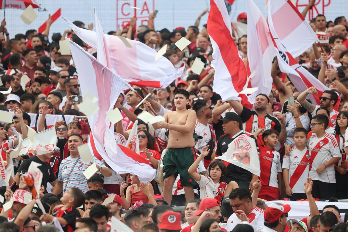 Hinchas de River Plate animan previo a un partido de la Liga Profesional Argentina entre River Plate y Boca Juniors. EFE/ Juan Ignacio Roncoroni