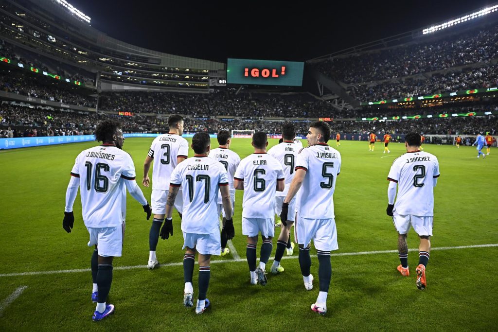 Jugadores de México regresan al campo después de celebrar un gol durante un partido amistoso internacional de fútbol entre México y Bélgica en Soldier Field en Chicago, Illinois, EE. UU. Imagen de archivo. EFE/EPA/VICTOR HILITSKI