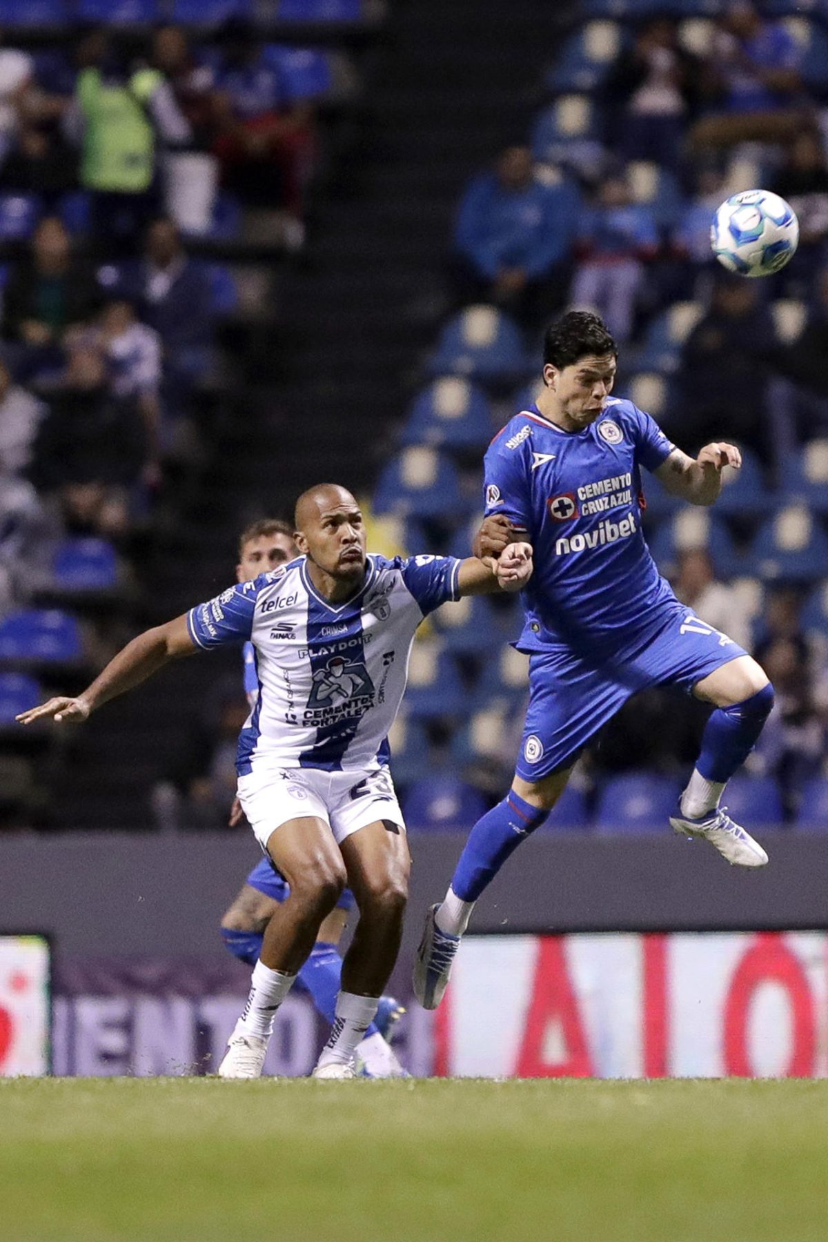 Amaury García (d), de Cruz Azul, disputa un balón con Salomón Rondón, de Pachuca, durante un partido entre Cruz Azul y Pachuca en el estadio Cuauhtémoc en Puebla (México). EFE/Hilda Ríos