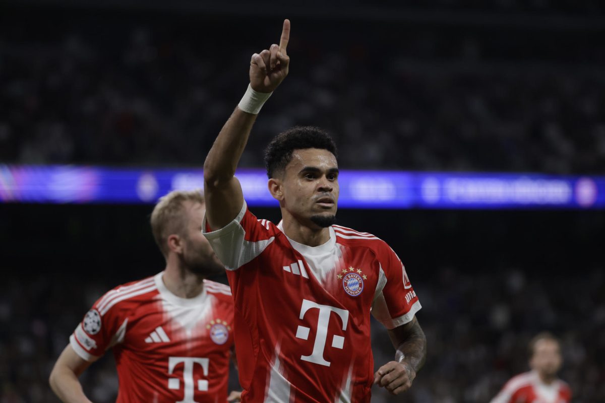 El delantero colombiano del Bayern Munich Luis Díaz celebra tras anotar el primer gol del equipo durante el encuentro correspondiente a la ida de los cuartos de final de la Liga de Campeones que disputan este martes Real Madrid y Bayern Munich en el estadio Santiago Bernabéu, en Madrid. EFE/Juanjo Martín.