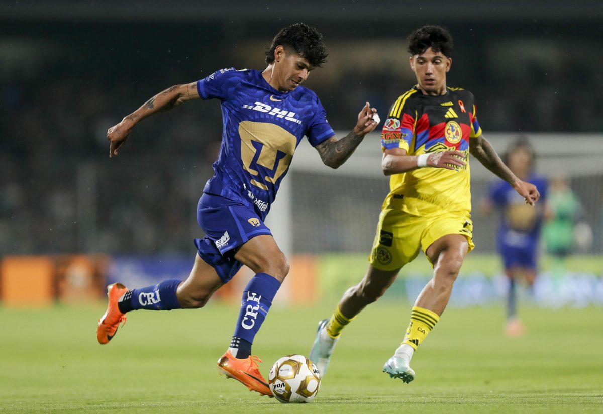 Robert Morales (i) de Pumas disputa el balón con Kevin Alvarez de América este domingo, en un partido por los cuartos de final de la Liga MX entre Pumas y América en el estadio Olímpico Universitario, en Ciudad de México (México). EFE/Isaac Esquivel 