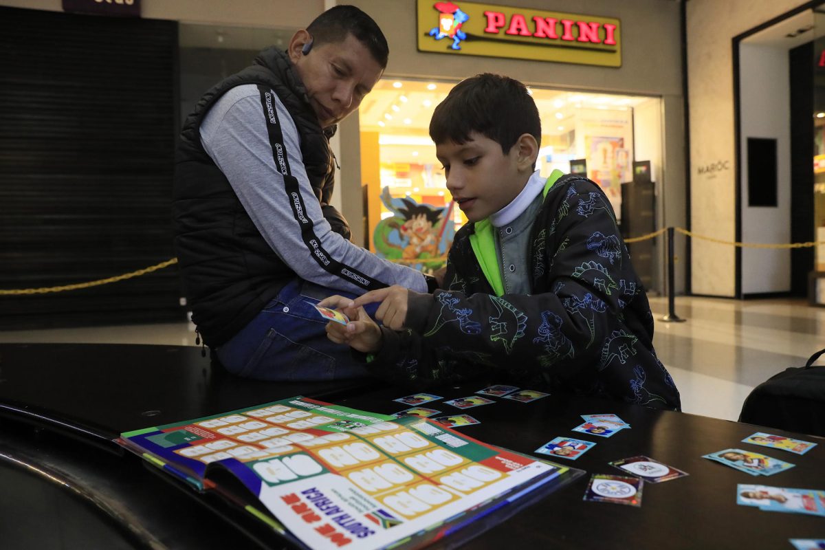 Un joven con el álbum del Mundial de Fútbol 2026 en Bogotá. Un furor que ha convertido los centros comerciales, parques y plazas de Colombia en escenarios improvisados donde desconocidos negocian el intercambio de cromos repetidos. EFE/Carlos Ortega 