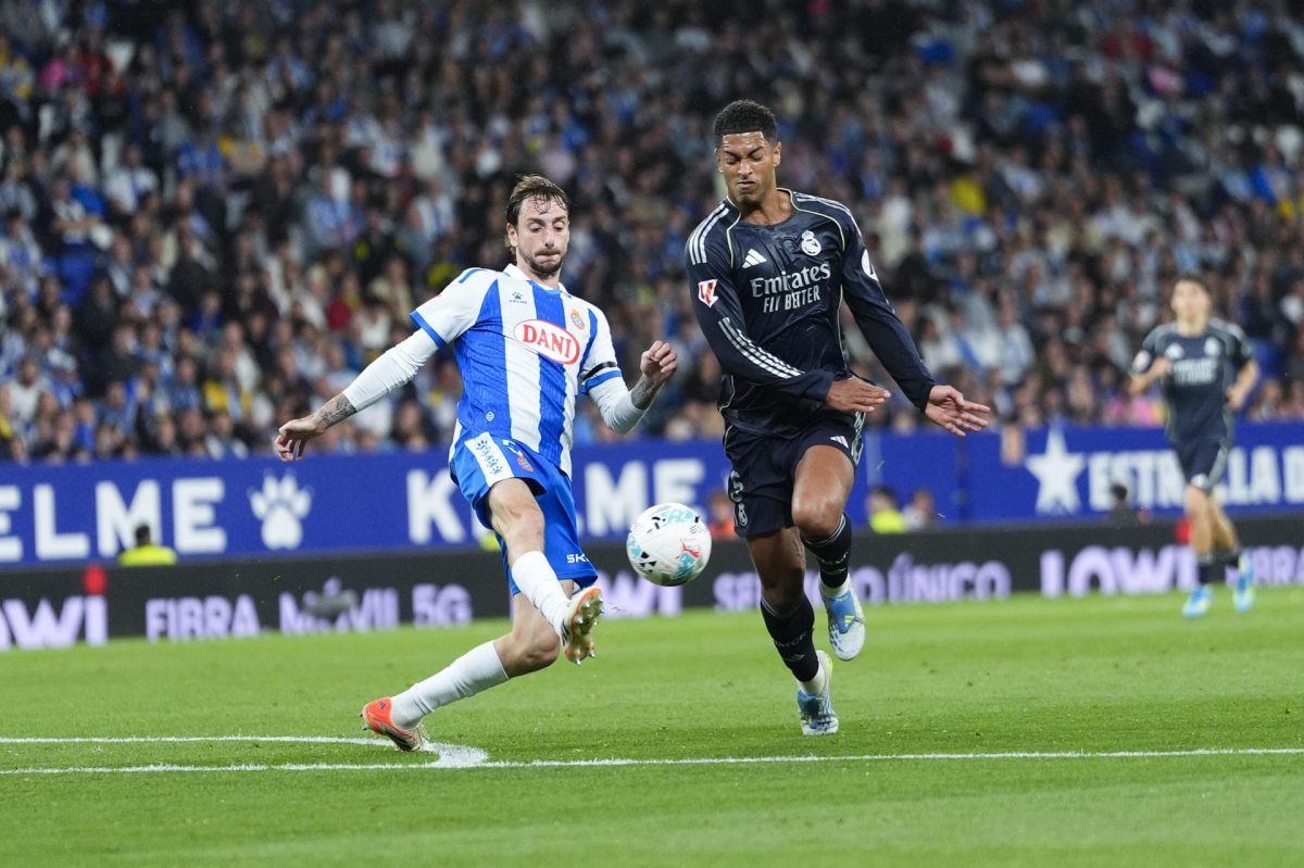 El jugador del Real Madrid Jude Bellingham y el jugador del Espanyol Fernando Calero durante el partido de la jornada 34 de LaLiga EA Sports entre el Espanyol y el Real Madrid, este domingo en el RCDE Stadium.-EFE/ Siu Wu 