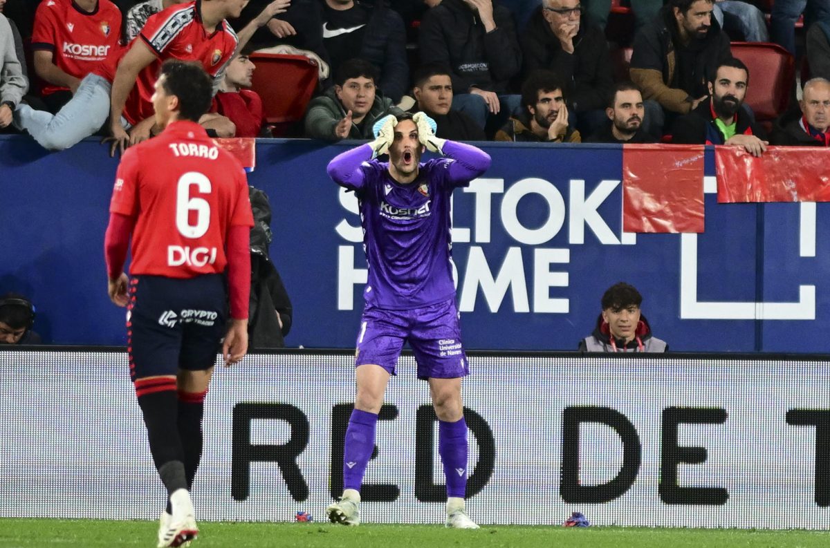 -El portero de Osasuna Sergio Herrera, durante el partido de la jornada 34 de LaLiga entre el Osasuna y el Barcelona, este sábado en el estadio El Sadar en Pamplona.-EFE/ Iñaki Porto 