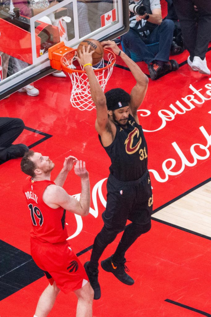 Jarrett Allen (d), de los Cavaliers, realiza una anotación en un partido de la fase eliminatoria de la NBA entre Toronto Raptors y Cleveland Cavaliers en el Scotiabank Arena de Toronto (Canadá). EFE/Julio César Rivas 