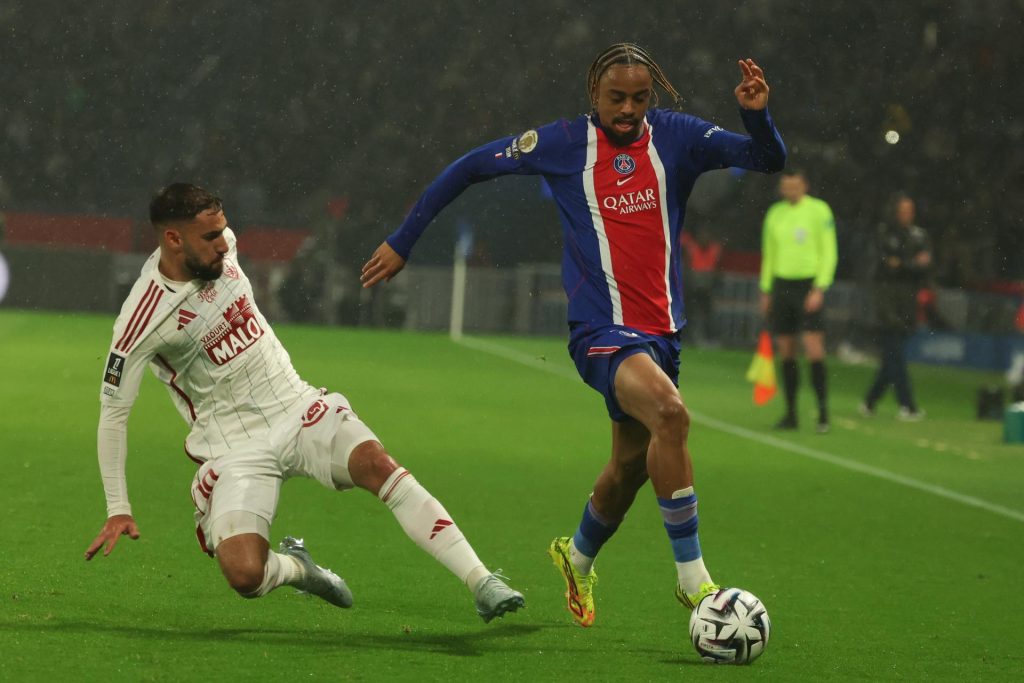 El jugador del PSG Bradley Barcola (d) y Romain Del Castillo, del Brest, durante el partido de la Ligue 1 que han jugado PSG y Brest en París, Francia. EFE/EPA/MOHAMMED BADRA 
