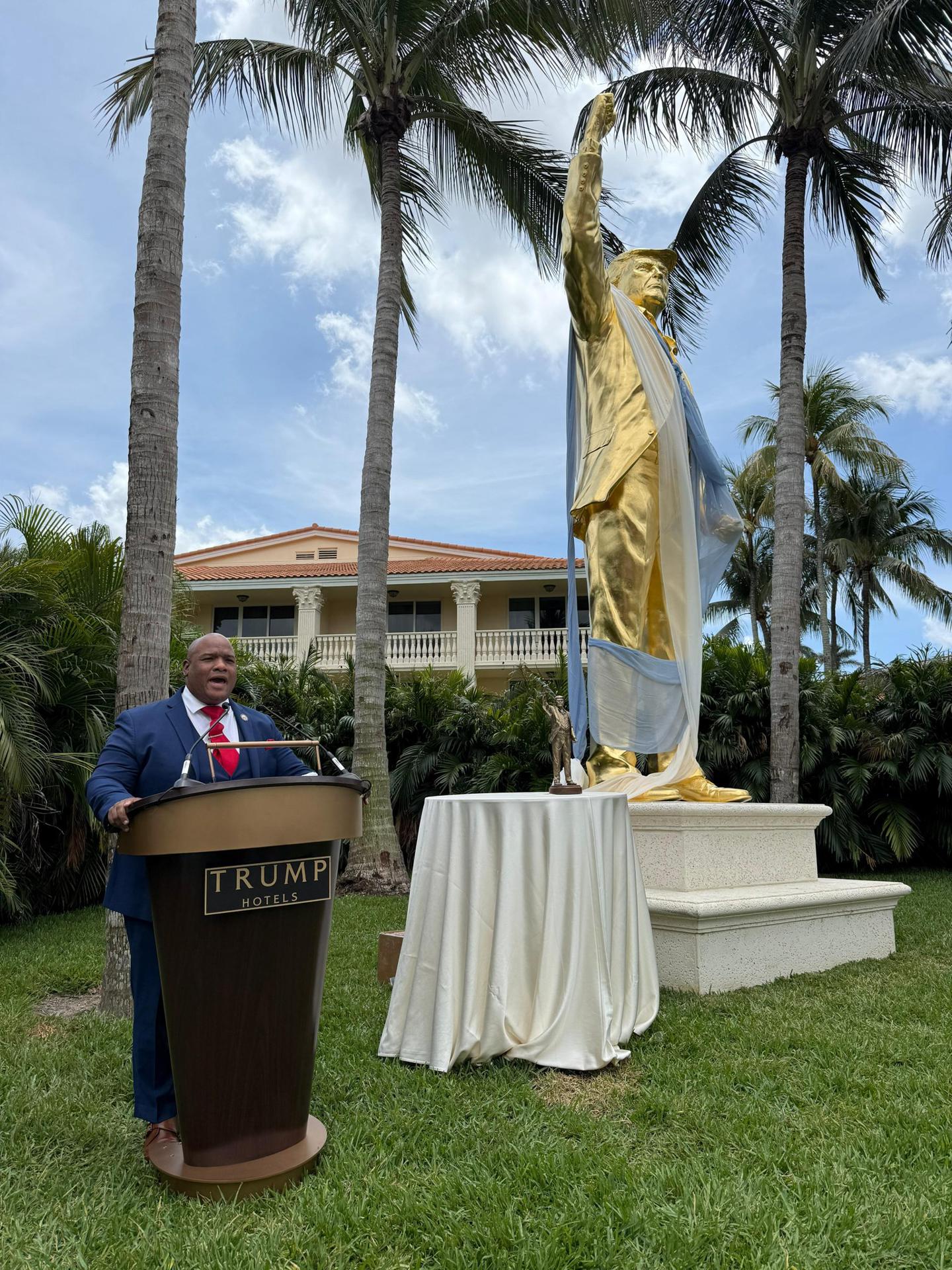 Inauguran una estatua dorada de Trump de 4,5 metros de alto en su club ...