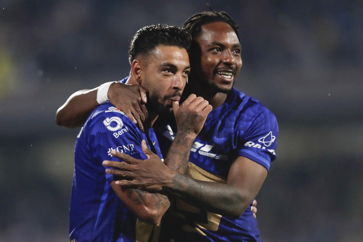 Nathanael Ananias (i) y Alvaro Angulo de Pumas celebran un gol este domingo, en un partido por los cuartos de final de la Liga MX entre Pumas y América en el estadio Olímpico Universitario, en Ciudad de México (México). EFE/Isaac Esquivel 