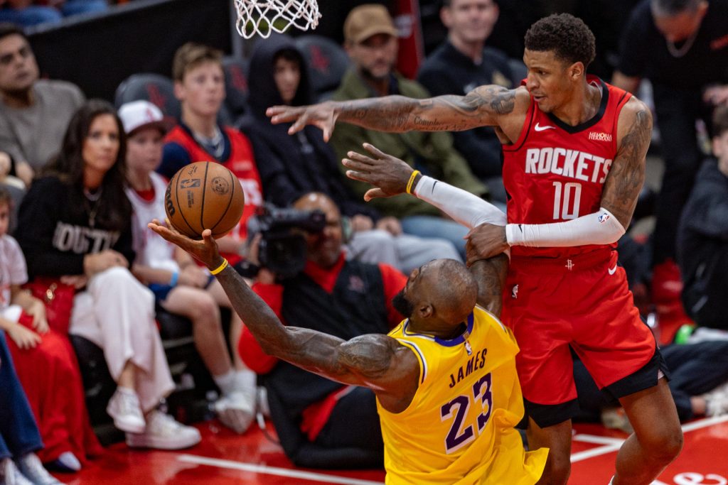 Jabari Smith Jr. (d), de los Rockets, disputa el balón con LeBron James, de los Lakers, en un partido de la fase eliminatoria de la NBA entre Houston Rockets y Los Ángeles Lakers en el Toyota Center, en Houston (EE.UU.). EFE/Carlos Ramírez 