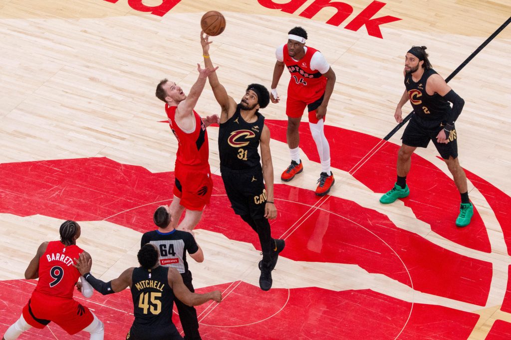 Jakob Poeltl (c-i), de los Raptors, disputa el balón con Jarrett Allen (c-d), de los Cavaliers, en un partido de la fase eliminatoria de la NBA entre Toronto Raptors y Cleveland Cavaliers en el Scotiabank Arena de Toronto (Canadá). EFE/Julio César Rivas 