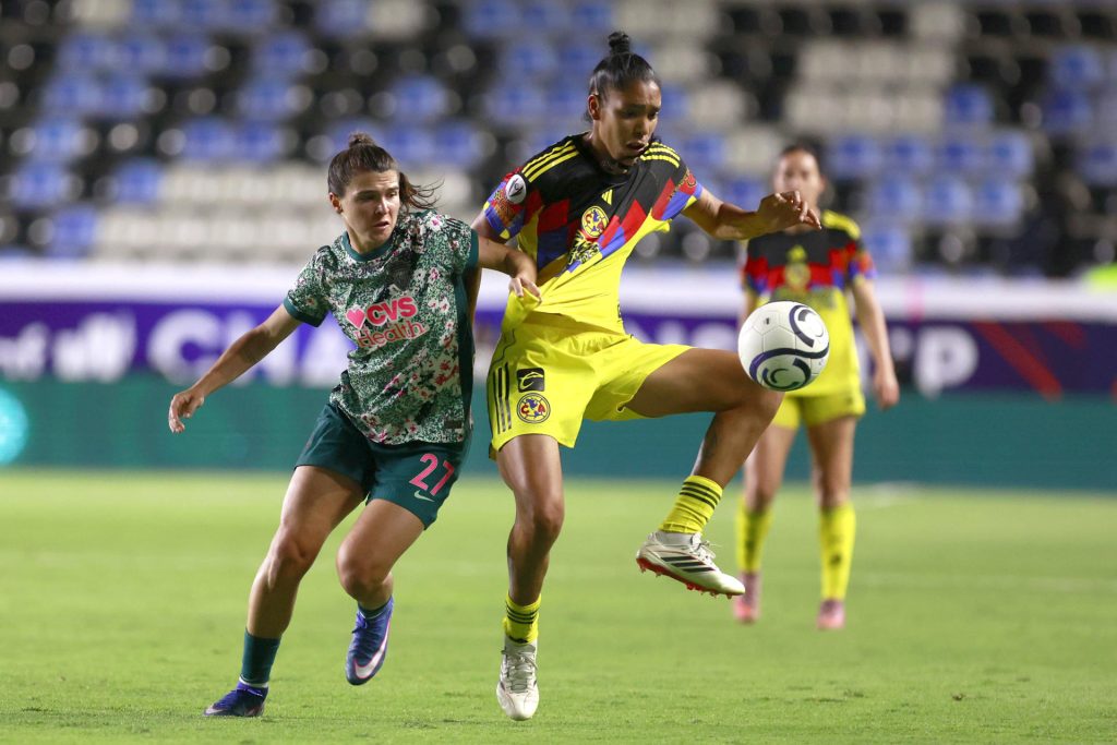 Sofia Cantore, de Spirit (i), disputa el balón con Gabriela Garcia, de América, este sábado en la final de la Copa de Campeones Femenina de la Concacaf, en el estadio Hidalgo, en Pachuca (México). EFE/David Martínez Pelcastre 