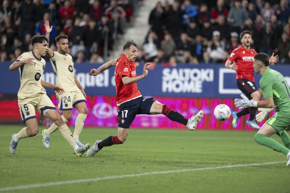 El portero del Barcelona Joan Garcia y el jugador de Osasuna Ante Budimir, durante el partido de la jornada 34 de LaLiga entre el Osasuna y el Barcelona, este sábado en el estadio El Sadar en Pamplona.-EFE/ Iñaki Porto 