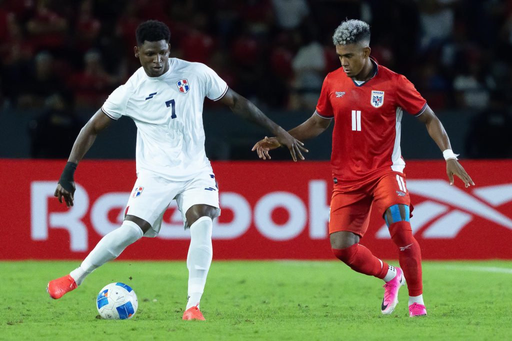 Yoel Bárcenas (d) de Panamá disputa un balón con Erick Japa de Dominicana este miércoles, en un partido amistoso entre Panamá y República Dominicana, previo a la Copa Mundial de Fútbol de 2026, en el estadio Rommel Fernández en Ciudad de Panamá (Panamá). EFE/ Eliecer Aizprua 