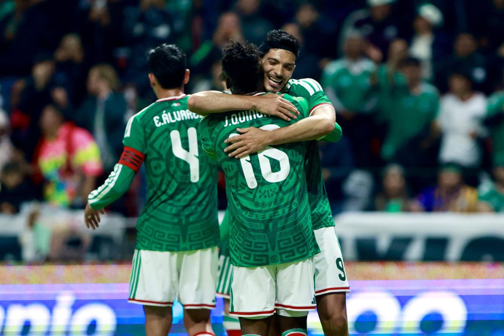 Jugadores de la selección de México celebran este jueves el triunfo por 5-1 sobre Serbia en partido de preparación para el Mundial jugado en el estadio Nemesio Diez de Toluca. EFE/ Alex Cruz 