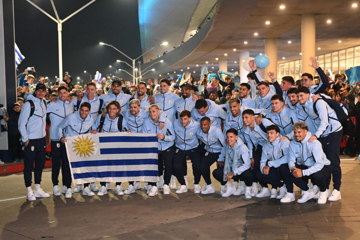Jugadores de Uruguay durante la despedida a la selección el 9 de junio en el Aeropuerto de Carrasco en Montevideo. EFE/Federico Gutiérrez