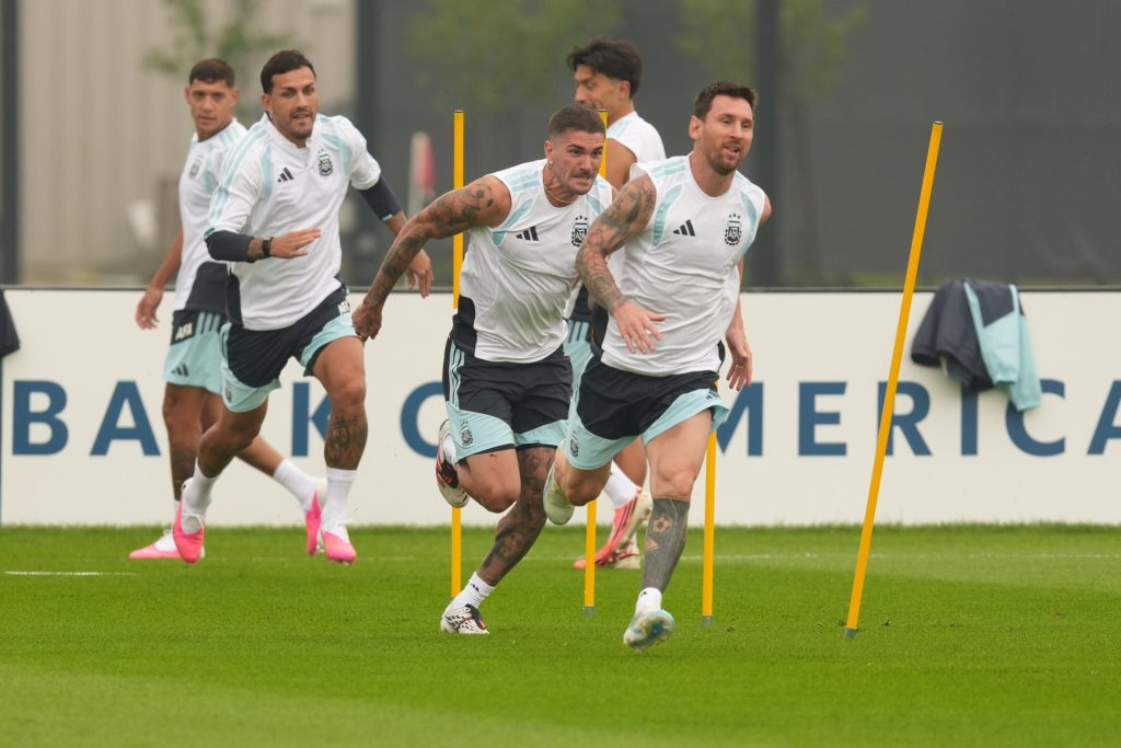 Argentina pudo comenzar entrenamiento y Scaloni evalúa hacer cambios en el once Argentina pudo comenzar entrenamiento y Scaloni evalúa hacer cambios en el once