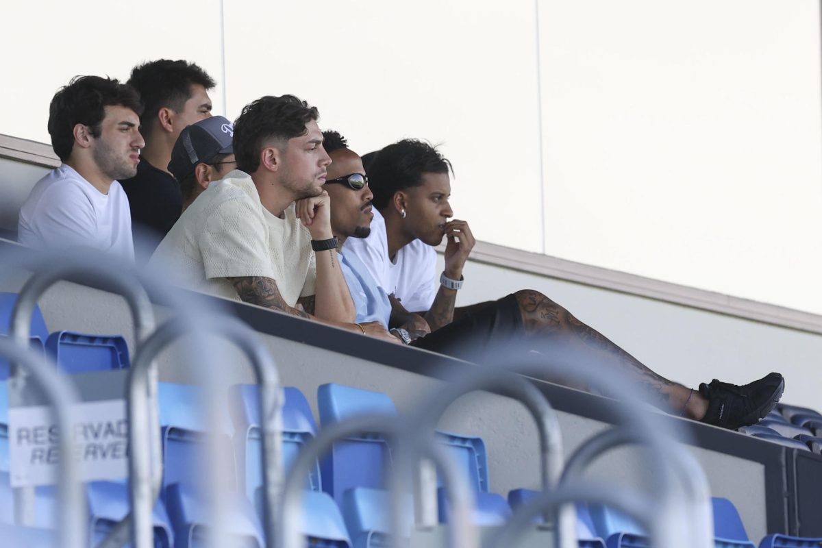 El centrocampista uruguayo del Real Madrid, Fede Valverde (2i), sigue desde la grada el entrenamiento del equipo celebrado este viernes en el estadio Alfredo di Stefano, en Madrid. EFE/ Victor Lerena
