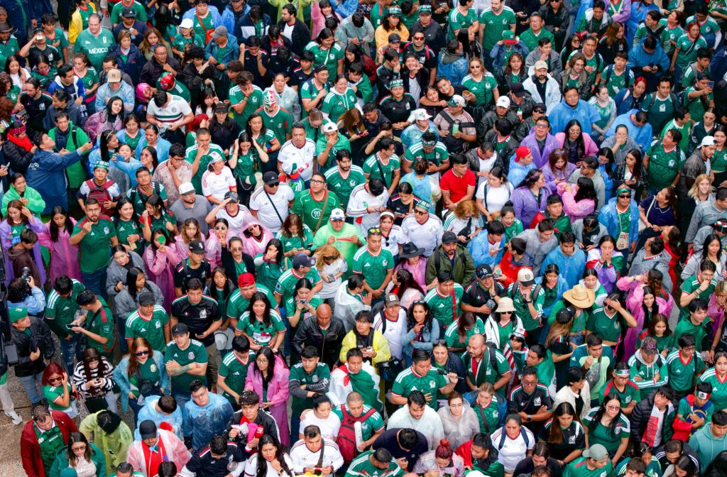 Fotografía aérea que muestra aficionados de México reunidos en el Angel de la Independencia este domingo, previo a un partido por los octavos de final del Mundial de la FIFA 2026 entre México e Inglaterra, en Ciudad de México (México). EFE/ Tomás Pérez