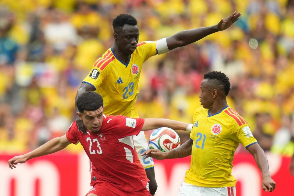Zeki Amdouni (i), de Suiza, disputa el balón con Davinson Sanchez (c) y Jaminton Campaz, de Colombia, durante el partido de octavos de final en Vancouver. Suiza se quedó con el último pase a cuartos del Mundial 2026. EFE/EPA/BOB FRID 