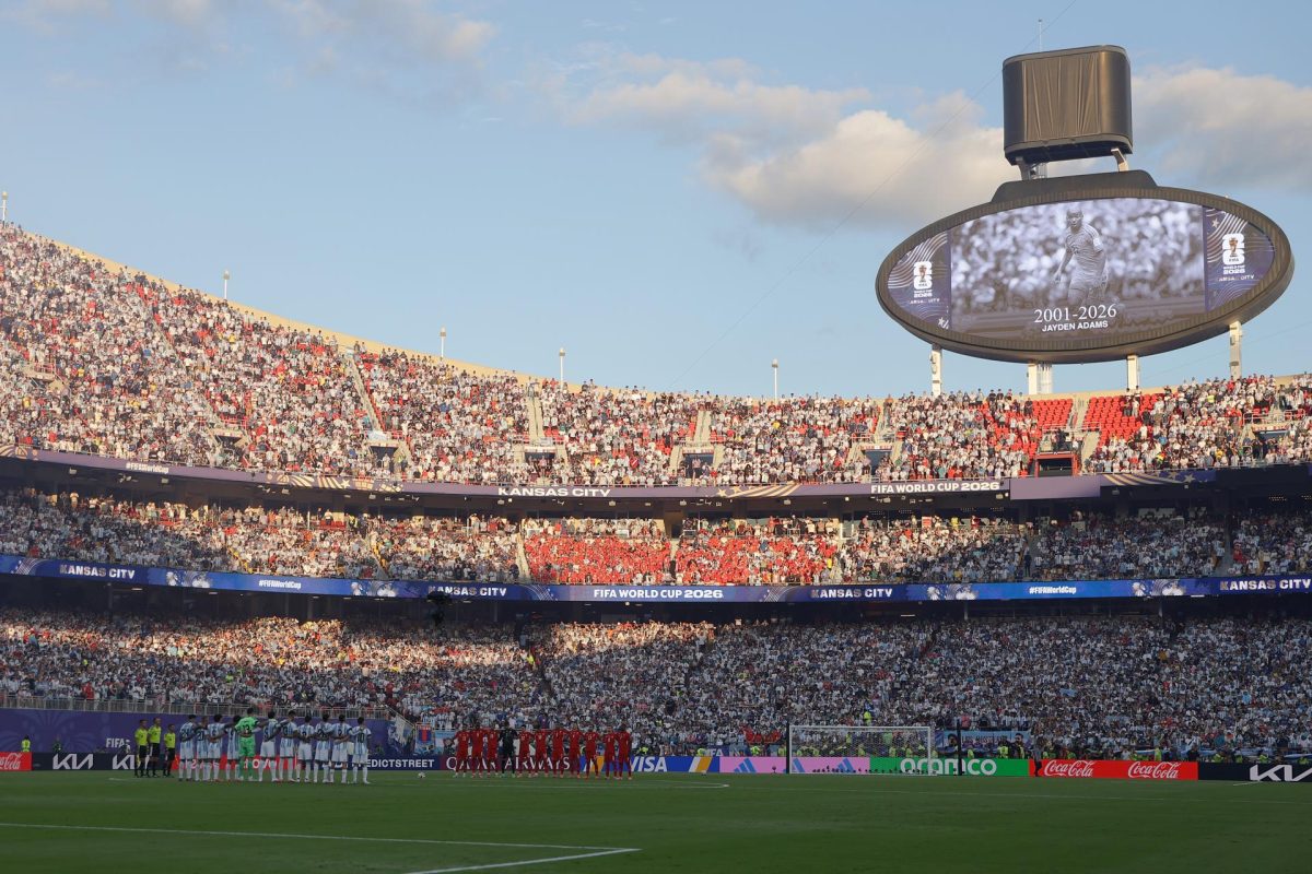 Imagen de archivo de los jugadores de Argentina (izq.) y Suiza (der.) guardan un minuto de silencio en memoria del fallecido centrocampista sudafricano Jayden Adams —quien había muerto ese mismo día— antes del partido de cuartos de final de la Copa Mundial de la FIFA 2026 entre Argentina y Suiza, en Kansas City, Misuri (EE. UU.), el 11 de julio de 2026. EFE/EPA/CHRISTOPHER NEUNDORF 