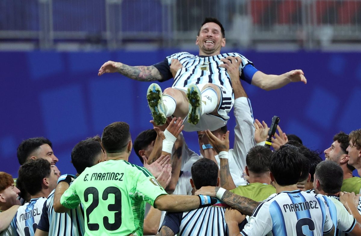 Lionel Messi es levantado como símbolo de la victoria de Argentina este martes frente a Egipto en octavos de final del Mundial 2026. EFE/EPA/CRISTOBAL HERRERA-ULASHKEVICH