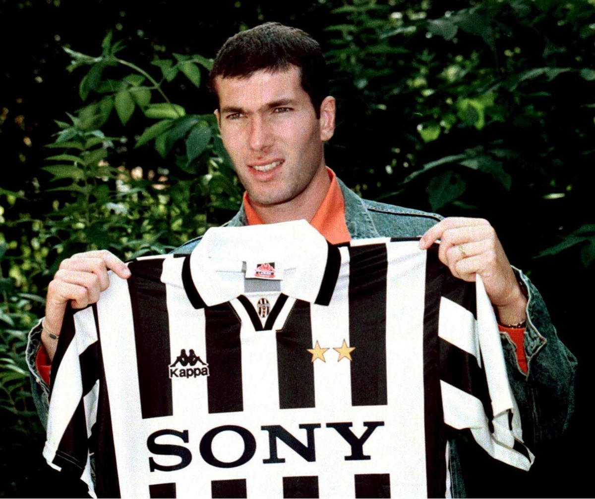 Fotografía de archivo del 3 de julio de 1996, en la que puede verse al francés Zinedine Zidane cuando fichó como futbolista del Juventus FC. EFE/LA PRESSE/HANDOUT 