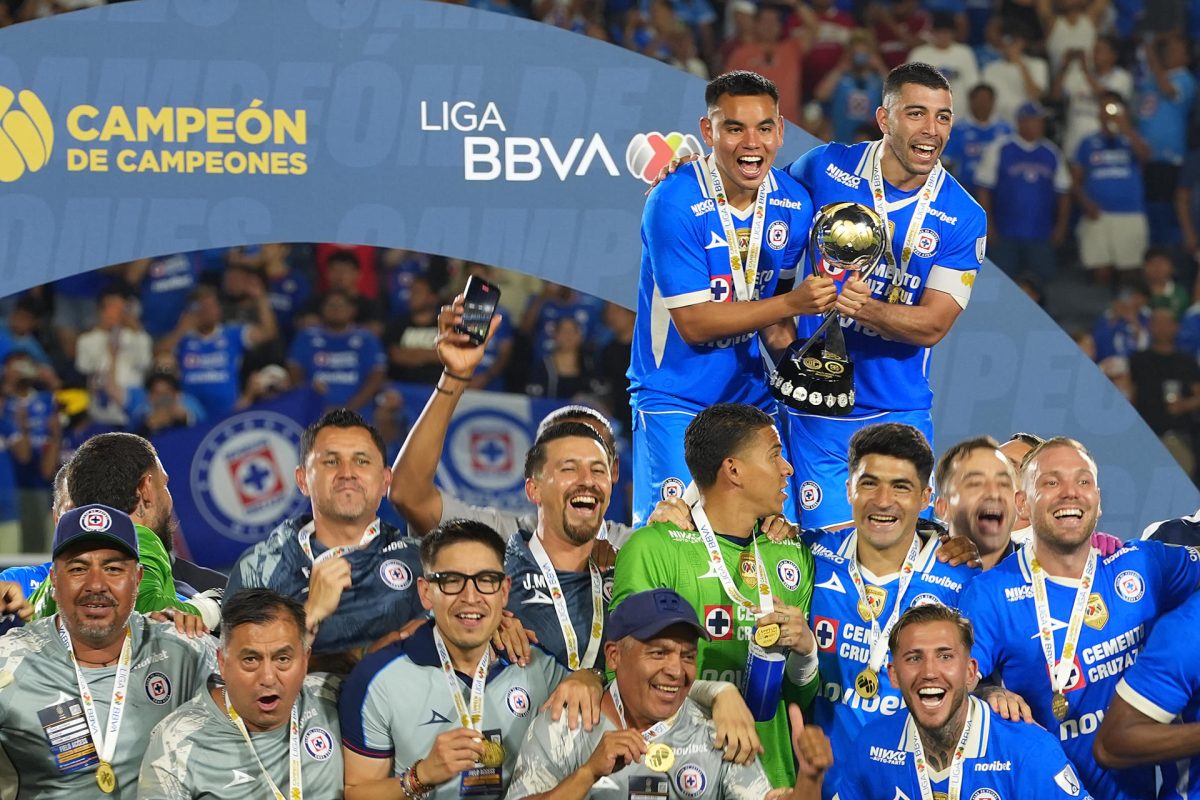 Jugadores de Cruz Azul celebran el título de Campeón de Campeones tras ganar el partido frente a Toluca en el Dignity Health Sports Park en Los Ángeles (Estados Unidos). EFE/ Omar Alonso