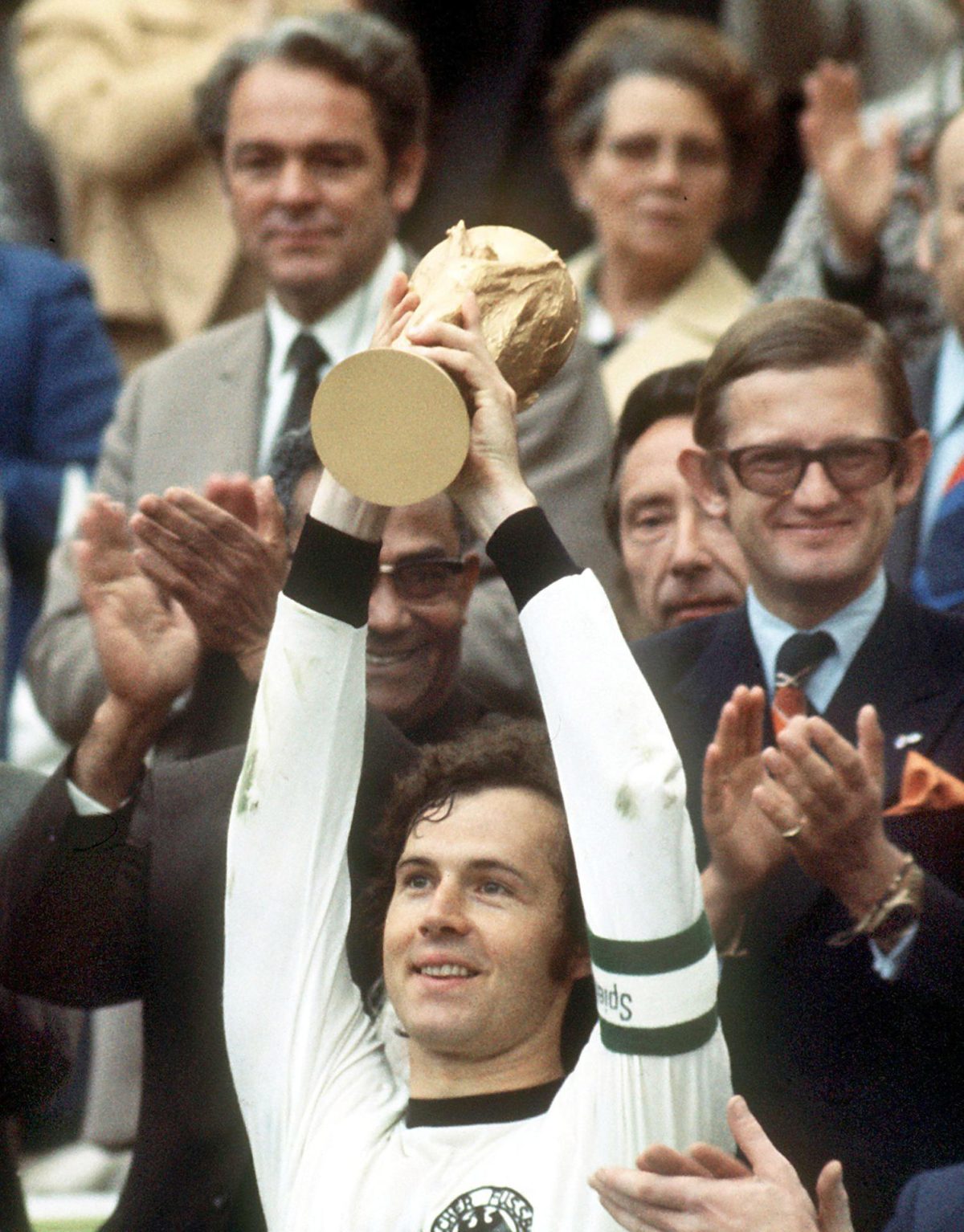 El 7 de julio de 1974 la selección e Alemania conquista el título de la Copa del Mundial al derrotar en Múnich por 2-1 a Países Bajos y el capitán Franz Beckembauer levanta por primera vez la nueva edición del trofeo consagrado al campeón en sustitución de la Jules Rimet. Archivo: EFE/EPA PHOTO DPA/HARTMUT REEH