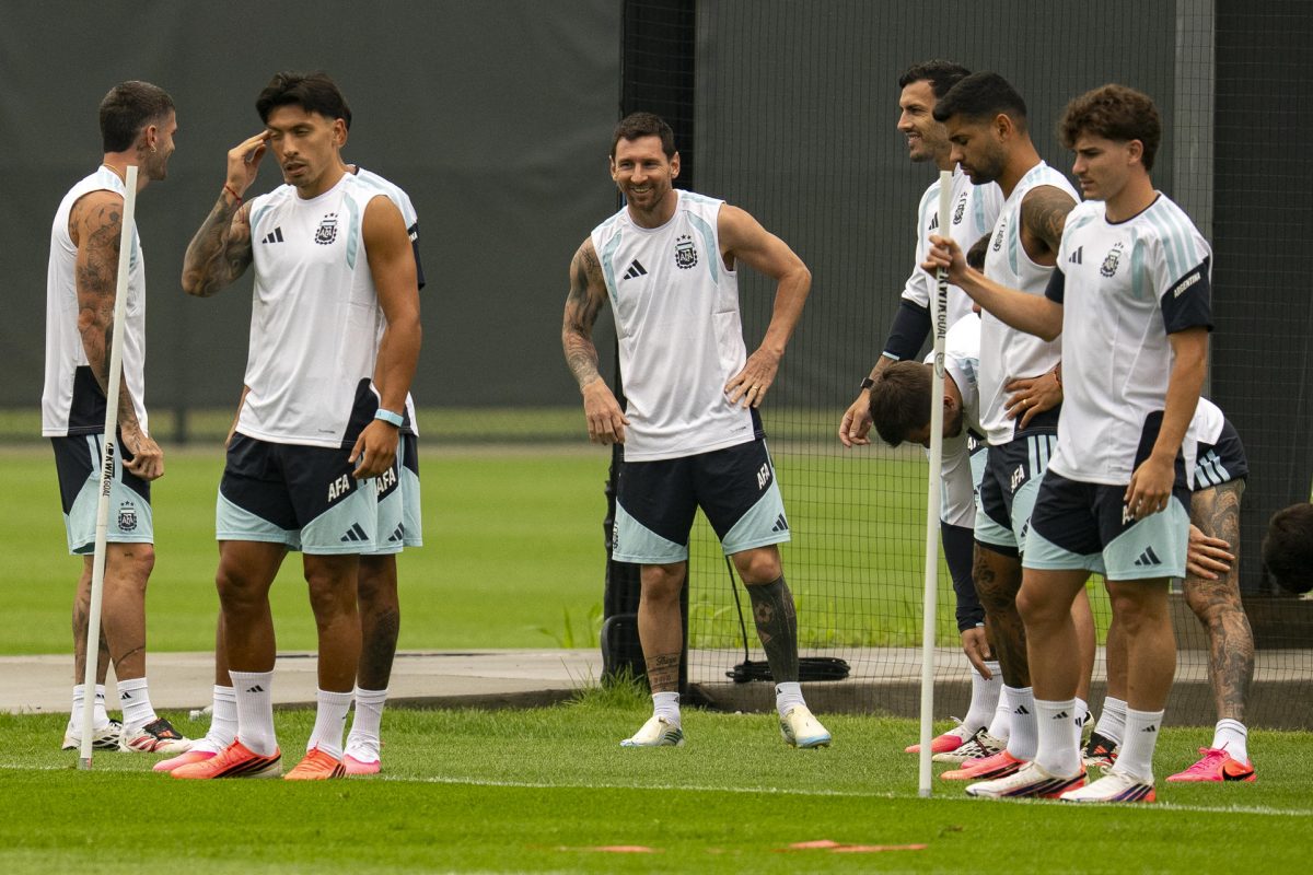 La selección argentina pudo salir este sábado al campo de entrenamiento de la Academia Red Bull en Morristown, aunque el comienzo de una nueva tormenta amenaza con volver a suspenderlo. Así se pone a punto la Albiceleste para la final del Mundial, el domingo frente a España. EFE/Ángel Colmenares