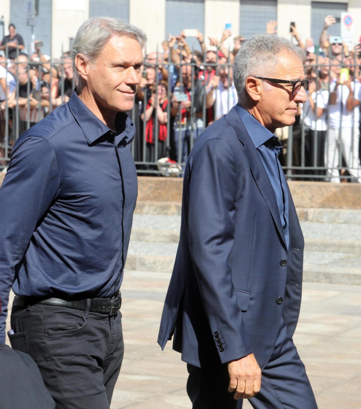 El exfutbolista neerlandés Marco van Basten (i) y el exjugador italiano Mauro Tassotti llegan a la Basílica de San Ambrosio en Milán para el funeral de Franco Baresi, fallecido el 31 de julio a los 66 años. EFE/ MATTEO BAZZI
