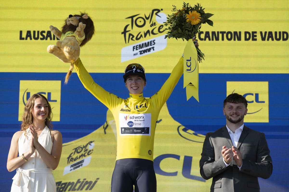 La neerlandesa Lorena Wiebes (SD Worx - Protime) se convirtió en la primera líder del Tour de Francia femeninoal ganar la etapa inaugural. EFE/EPA/JEAN-CHRISTOPHE BOTT 