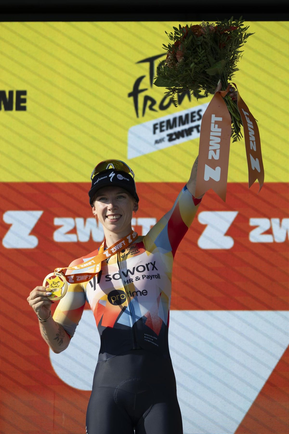 La neerlandesa Lorena Wiebes (SD Worx - Protime) se convirtió en la primera líder del Tour de Francia femeninoal ganar la etapa inaugural. EFE/EPA/JEAN-CHRISTOPHE BOTT 