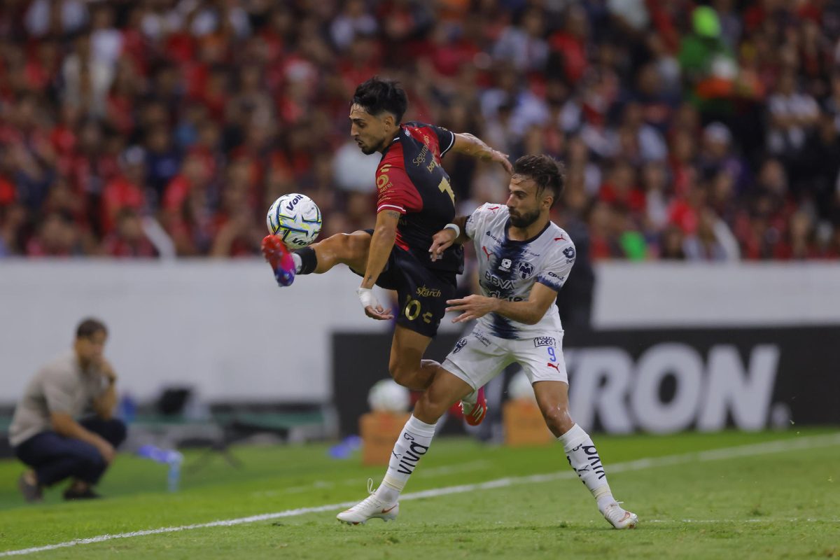 Luis Leite (i) de Atlas disputa el balón con Diego Rossi de Monterrey este sábado, durante un partido de la jornada 3 de del torneo apertura 2026 de la Liga MX entre Atlas y Monterrey disputado en el estadio Jalisco en Guadalajara (México). EFE/ Francisco Guasco 
