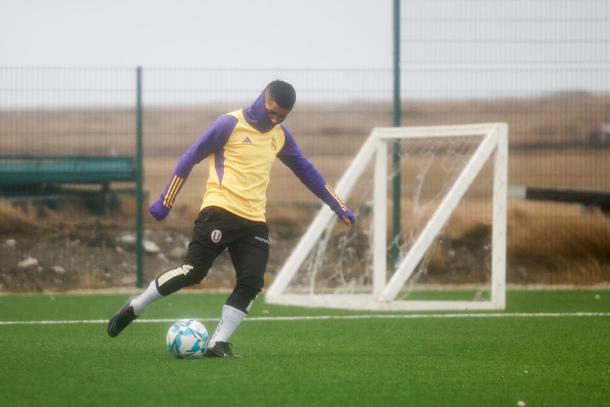 Una persona participa en un entrenamiento de fútbol este martes en Islas Malvinas. Con apenas cuatro equipos en su liga, organizar una competición representa un desafío en un territorio de menos de 4.000 habitantes, donde el fútbol convive con disciplinas como el hockey o el bádminton, y con un clima hostil que limita la temporada a sólo seis meses al año. EFE/ Juan Ignacio Roncoroni