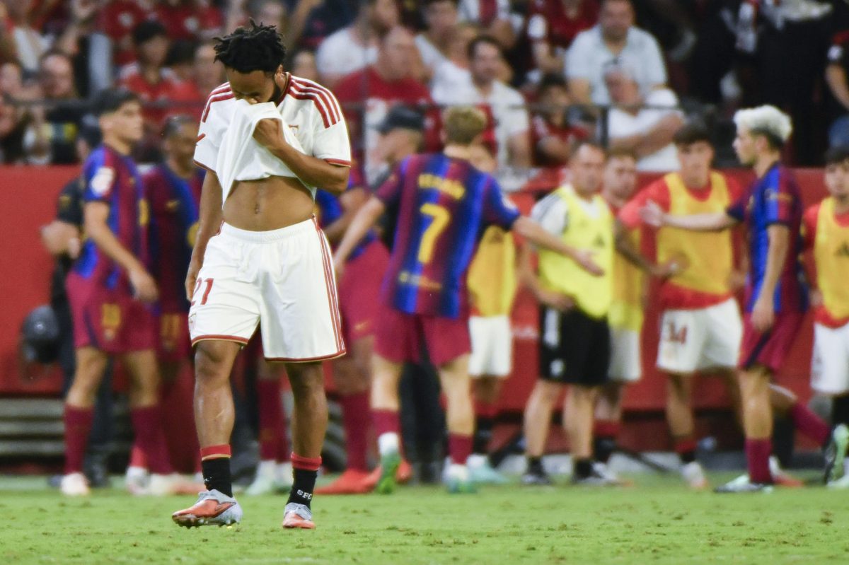 El lateral del Sevilla Gabriel Suazo tras encajar el 1-2, durante el partido de LaLiga que Sevilla FC y FC Barcelona disputaron en el estadio Ramón Sánchez-Pizjuán. EFE/Raúl Caro