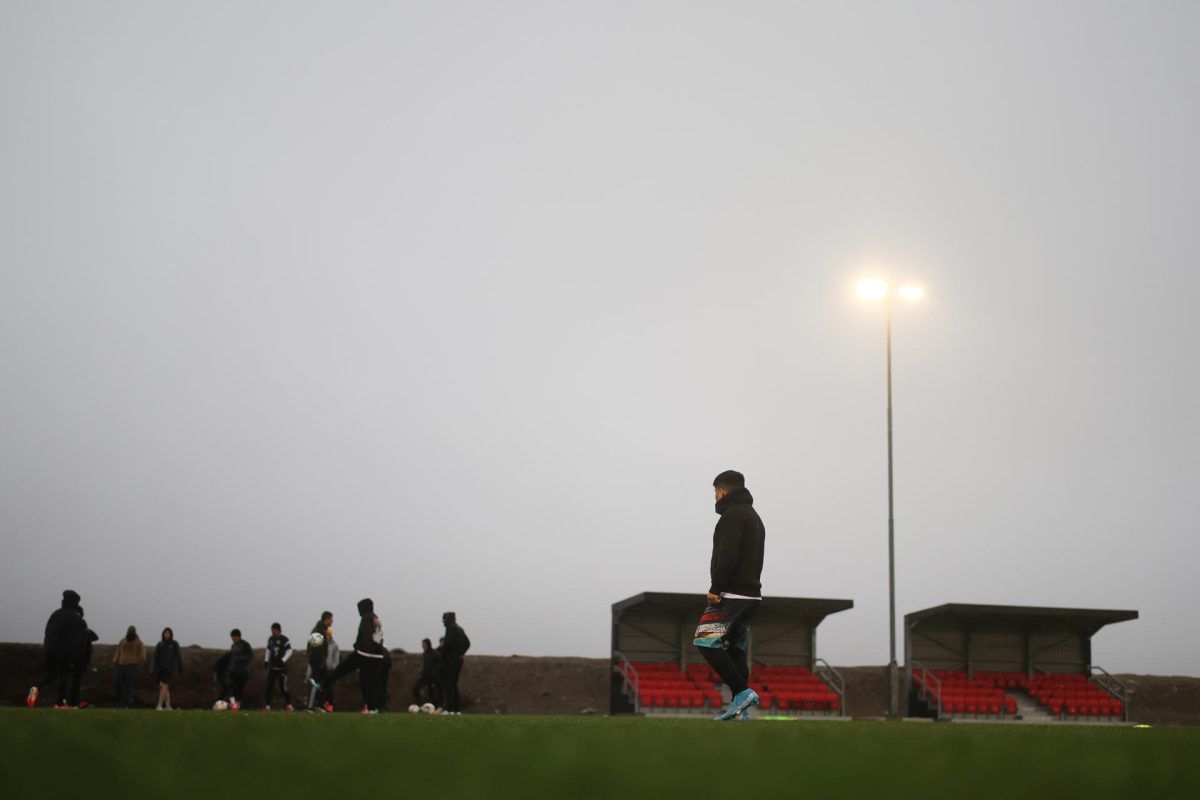 Personas participan en un entrenamiento de fútbol este martes en Islas Malvinas. Isleños, británicos y residentes llegados de países como Chile y Perú visten una misma camiseta en el seleccionado de fútbol de las Malvinas, un remoto territorio en el Atlántico sur cuyo equipo compite sobre todo contra otras islas ubicadas a miles de kilómetros y que tiene como rival habitual al equipo de la base militar británica en el archipiélago. EFE/ Juan Ignacio Roncoroni