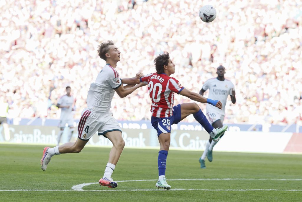 El delantero del Atlético de Madrid Giuliano Simeone pelea un balón ante el defensa del Real Madrid Dean Huijsen (d) durante el partido de LaLiga EA Sports entre Atlético de Madrid y Real Madrid celebrado este domingo en el del estadio Riyadh Air Metropolitano de la capital española. EFE/ Ballesteros