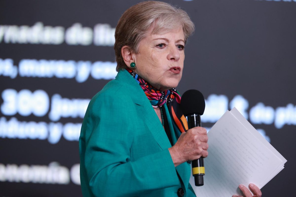 La secretaria de Medio Ambiente y Recursos Naturales, Alicia Bárcena, habla durante una rueda de prensa este miércoles en Palacio Nacional de la Ciudad de México (México). EFE/Mario Guzmán
