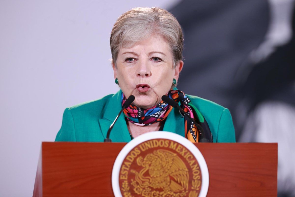 La secretaria de Medio Ambiente y Recursos Naturales, Alicia Bárcena, habla durante una rueda de prensa este miércoles en Palacio Nacional de la Ciudad de México (México). EFE/Mario Guzmán